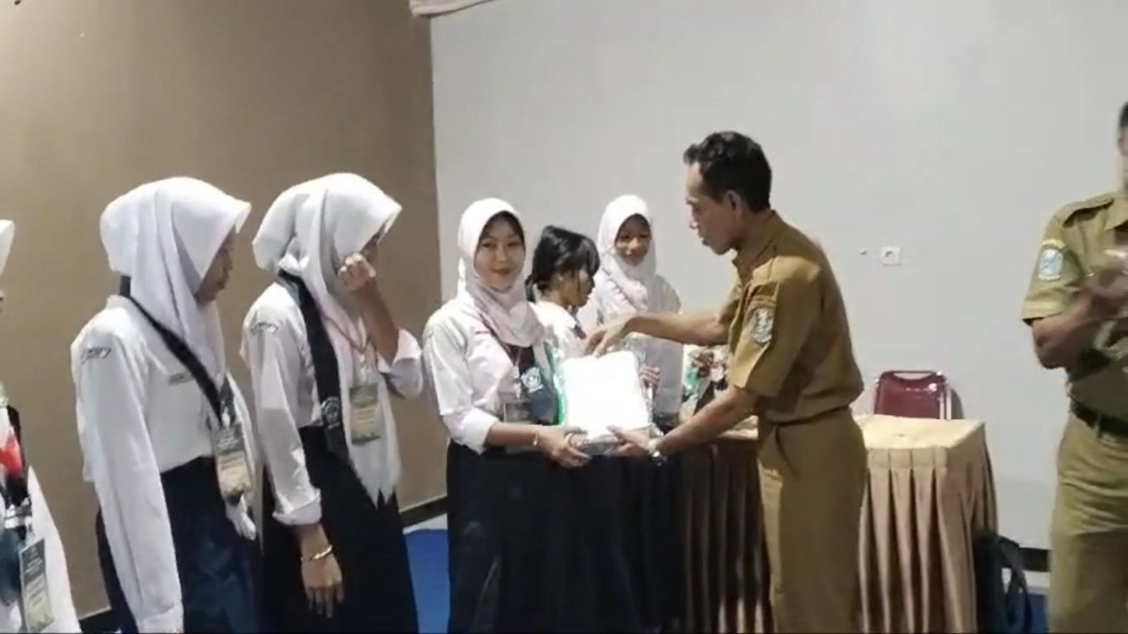 Seragam Gratis