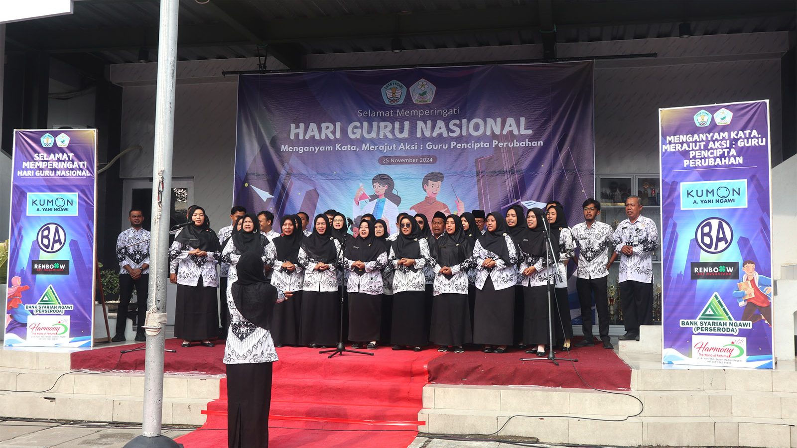 11. Penampilan Paduan Suara Guru-1