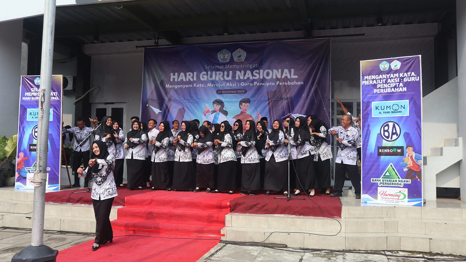 12. Penampilan Paduan Suara Guru-2