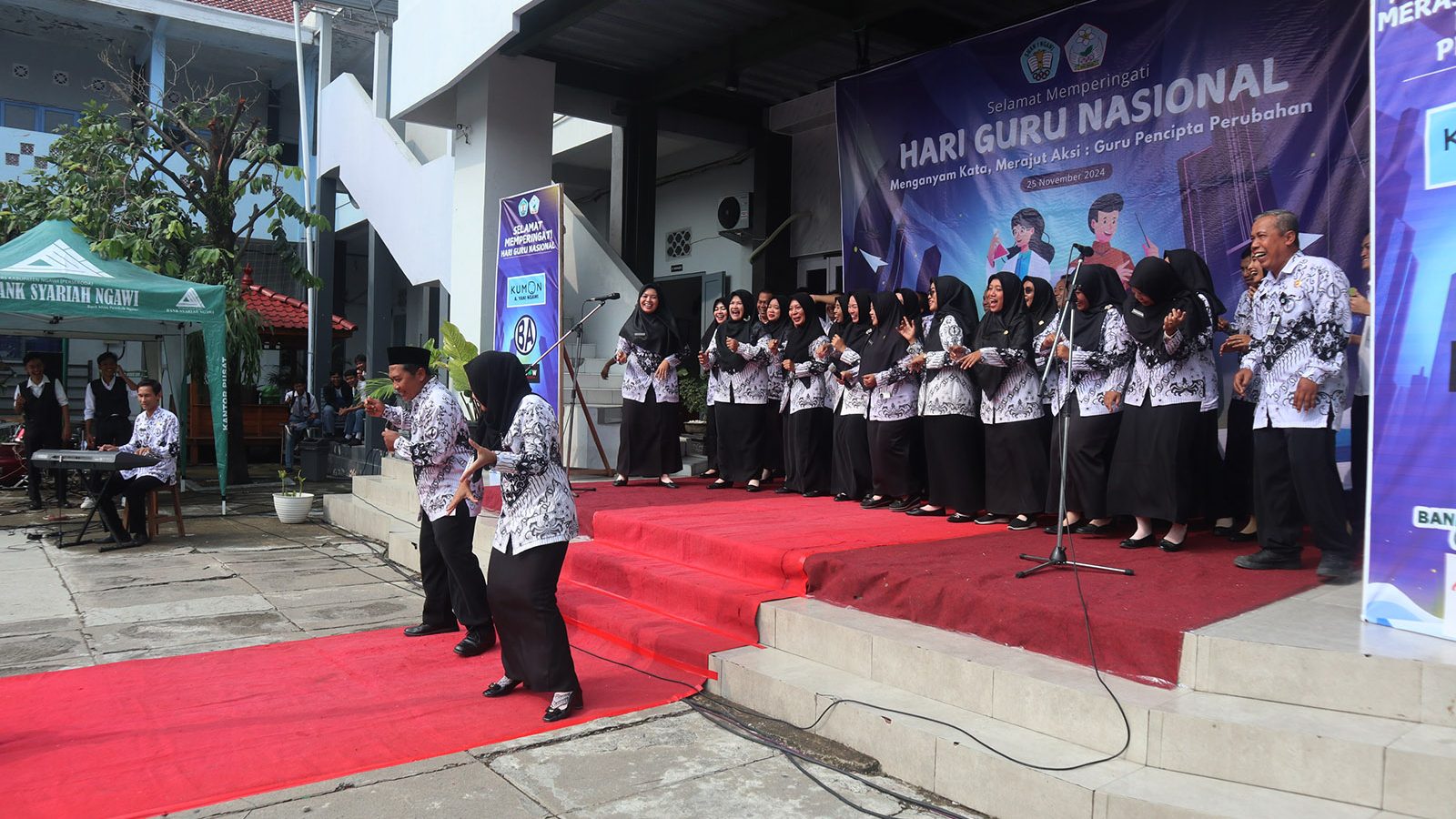 13. Penampilan Paduan Suara Guru-3
