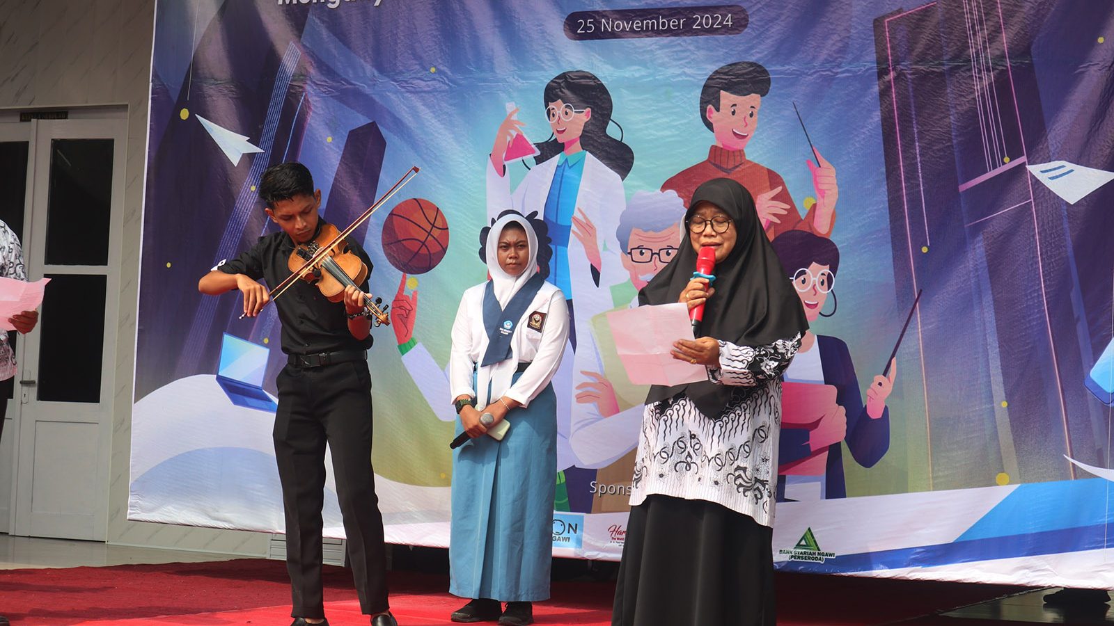 14. Penampilan Puisi Dari Guru