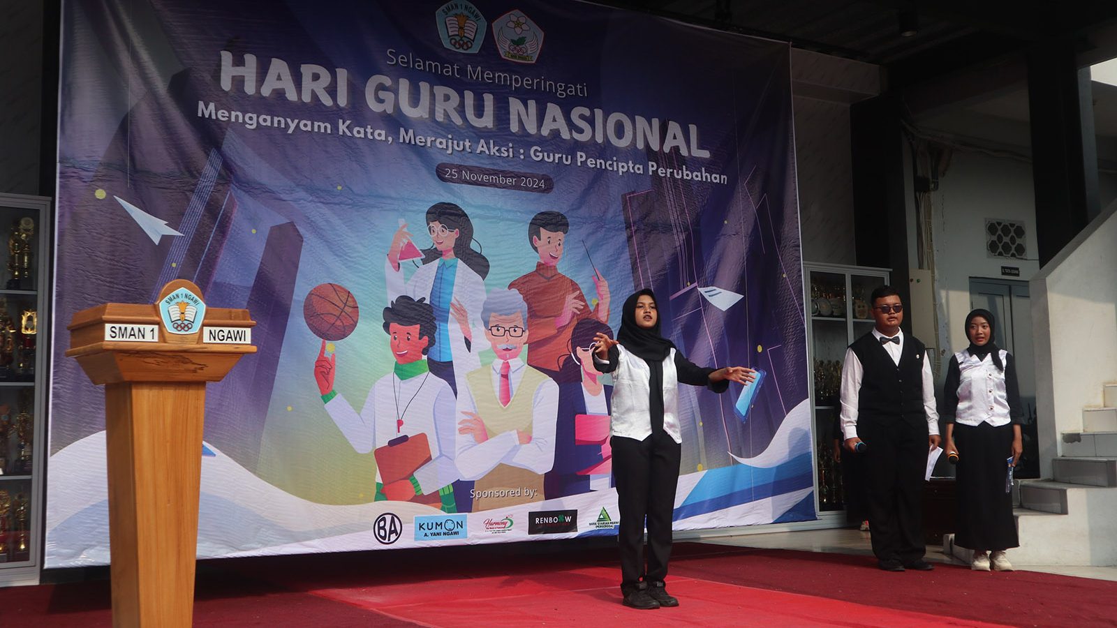 3. Dirigen Dalam Lagu Indonesia Raya