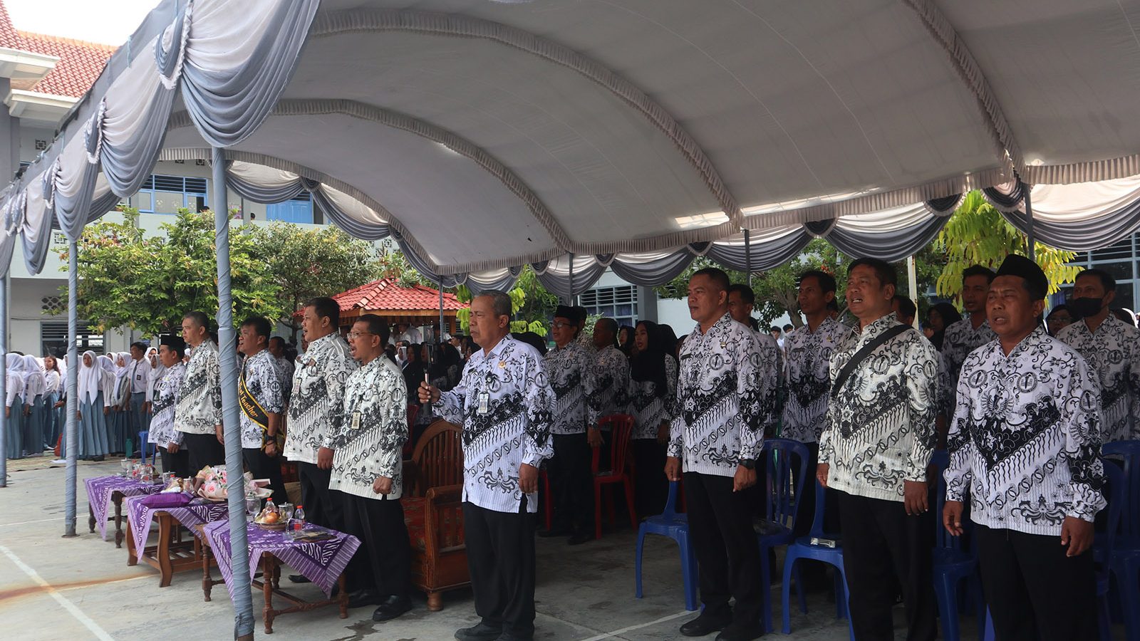 4. Guru Menyanyikan Lagu Indonesia Raya
