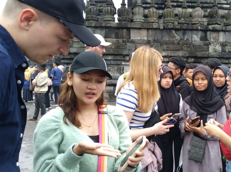 foto englENGLISH WEEK UNIVERSITAS NEGERI SURABAYA​ish